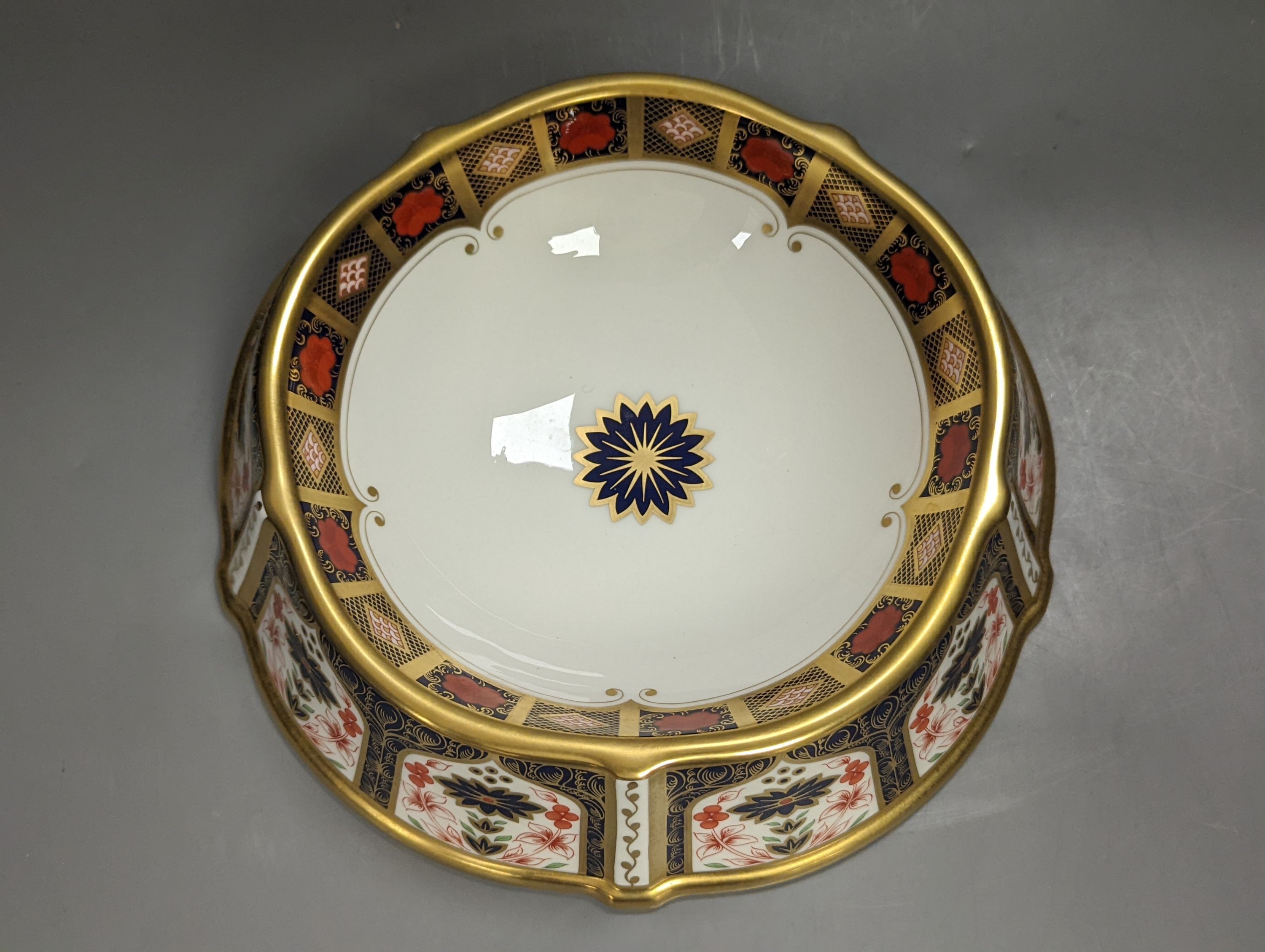A Royal Crown Derby 1128 pattern dog's dinner bowl, diameter 19cm